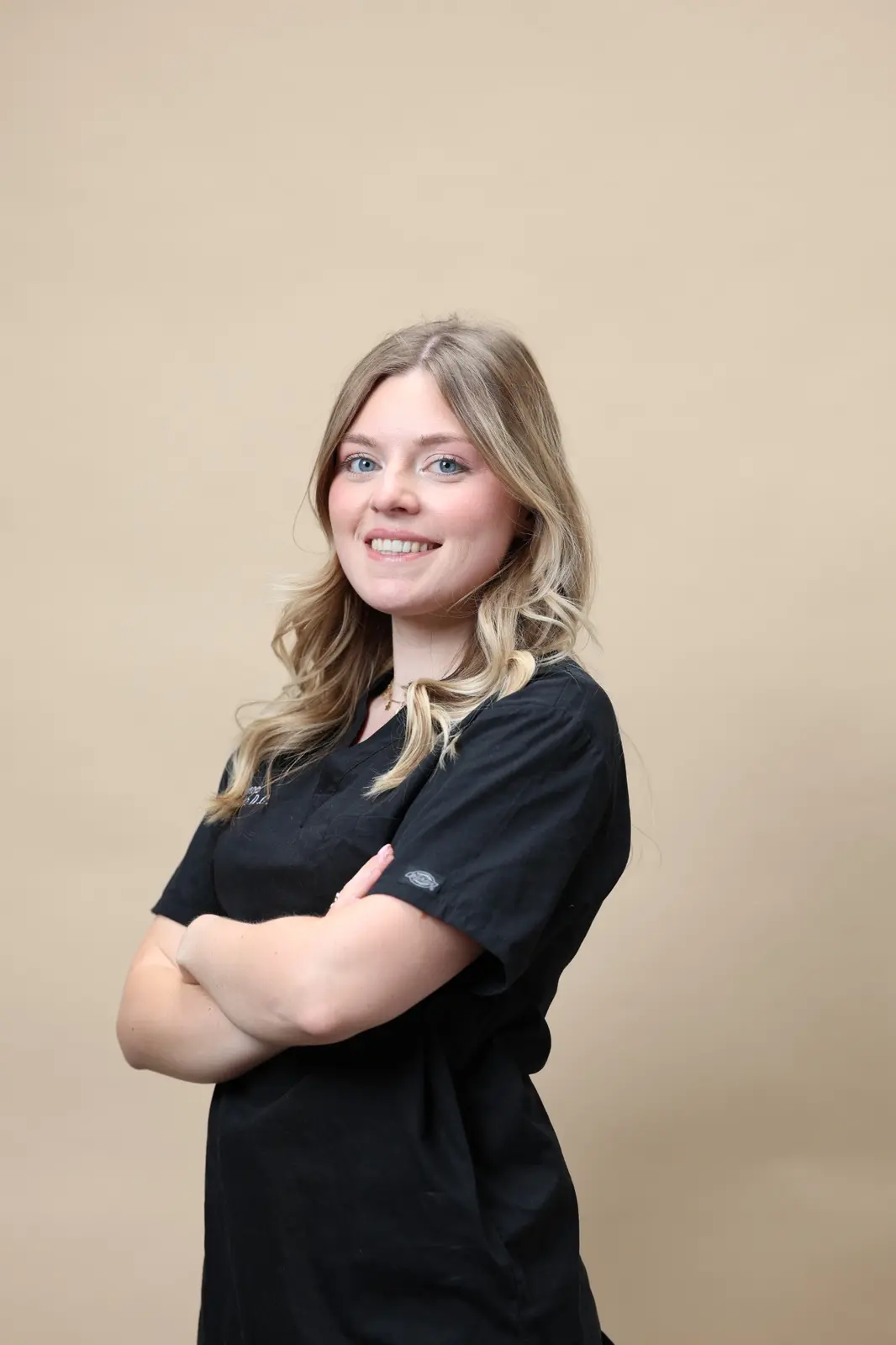 Portrait professionnel de Manon Loisel en tenue d’ostéopathe
